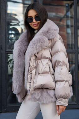 Стильный пуховик на зиму с ярким дизайном и капюшоном