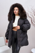 Короткий пуховик Вивилона черный с енотом