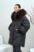 Короткий пуховик Вивилона черный с енотом