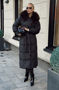 Стильный пуховик Vivilona с натуральным мехом енота