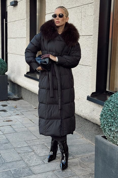 Стильный пуховик Vivilona с натуральным мехом енота